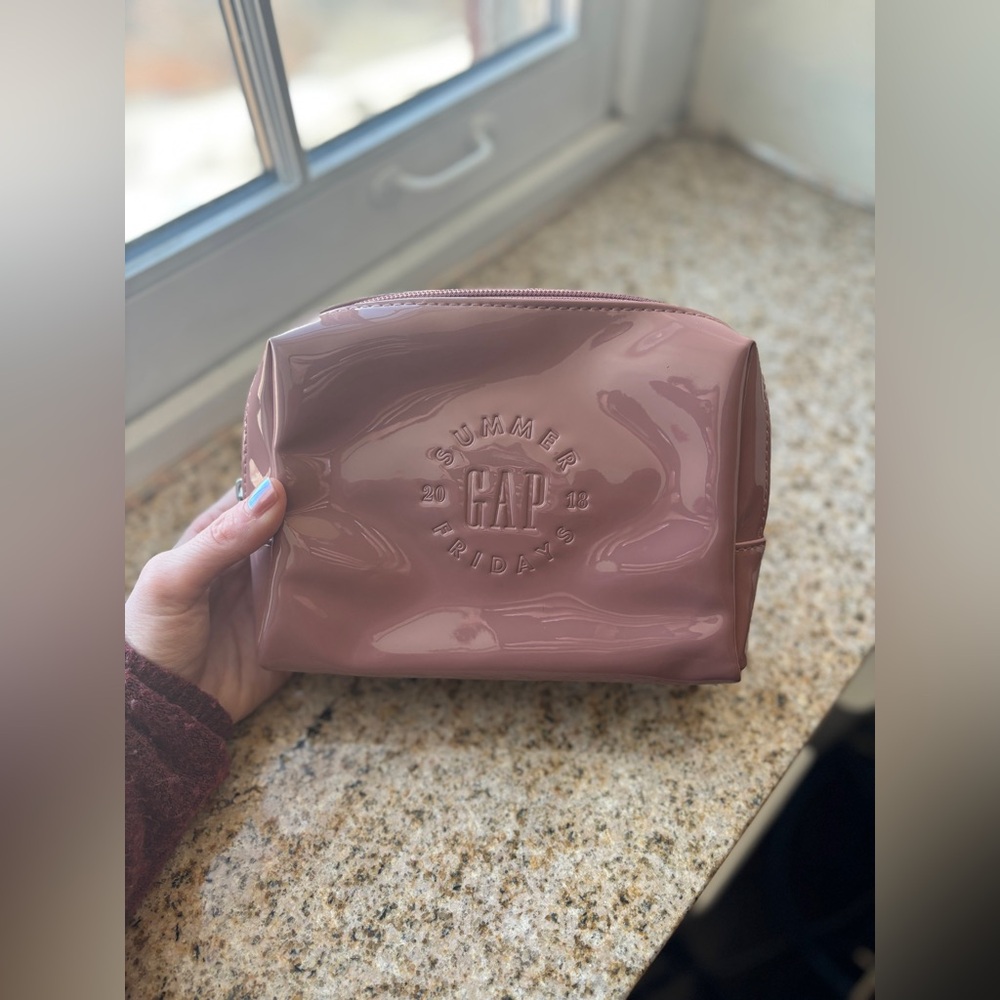 Gap x Summer Fridays Cosmetic Case & Gift Set - Picture 5 of 8